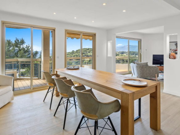 Intérieur d'un appartement moderne avec salle à manger et vue sur la mer, Le Cannet.