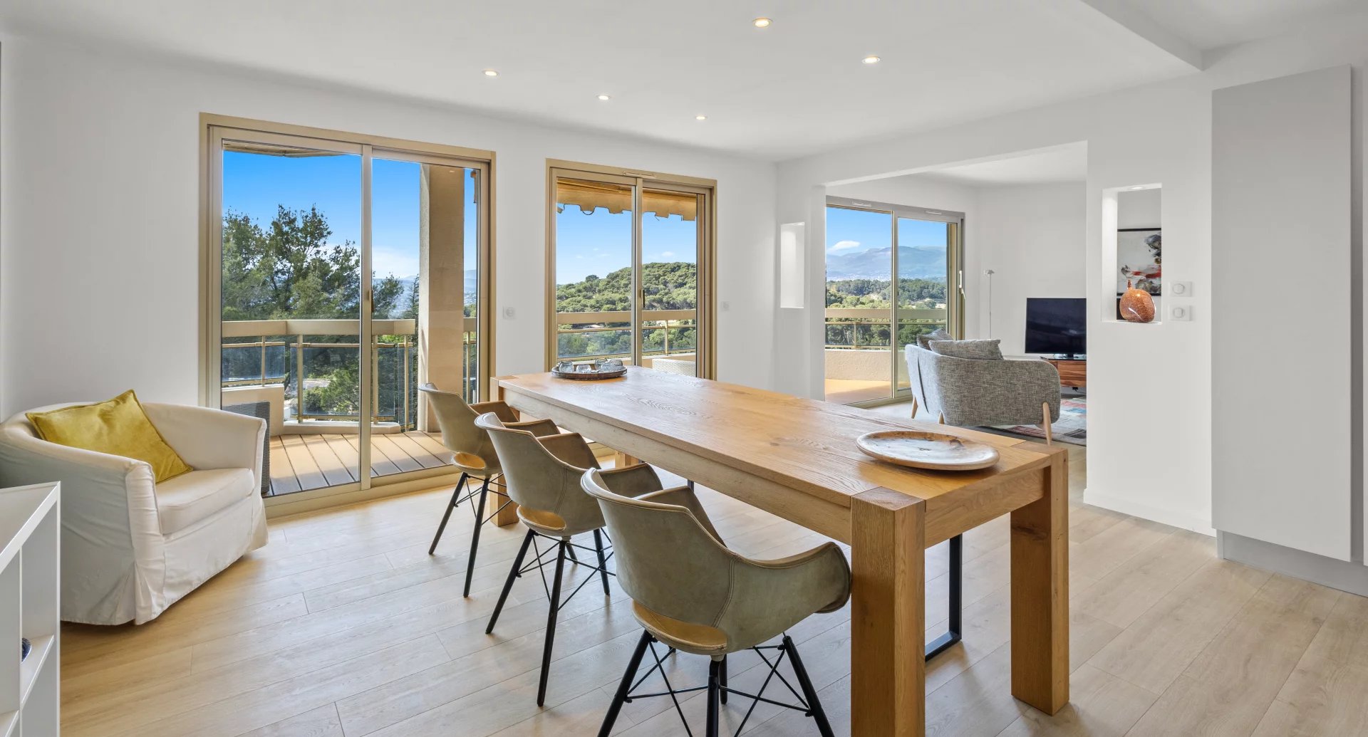 Intérieur d'un appartement moderne avec salle à manger et vue sur la mer, Le Cannet.