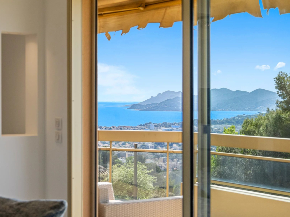 Vue mer depuis un appartement moderne avec balcon au Cannet.