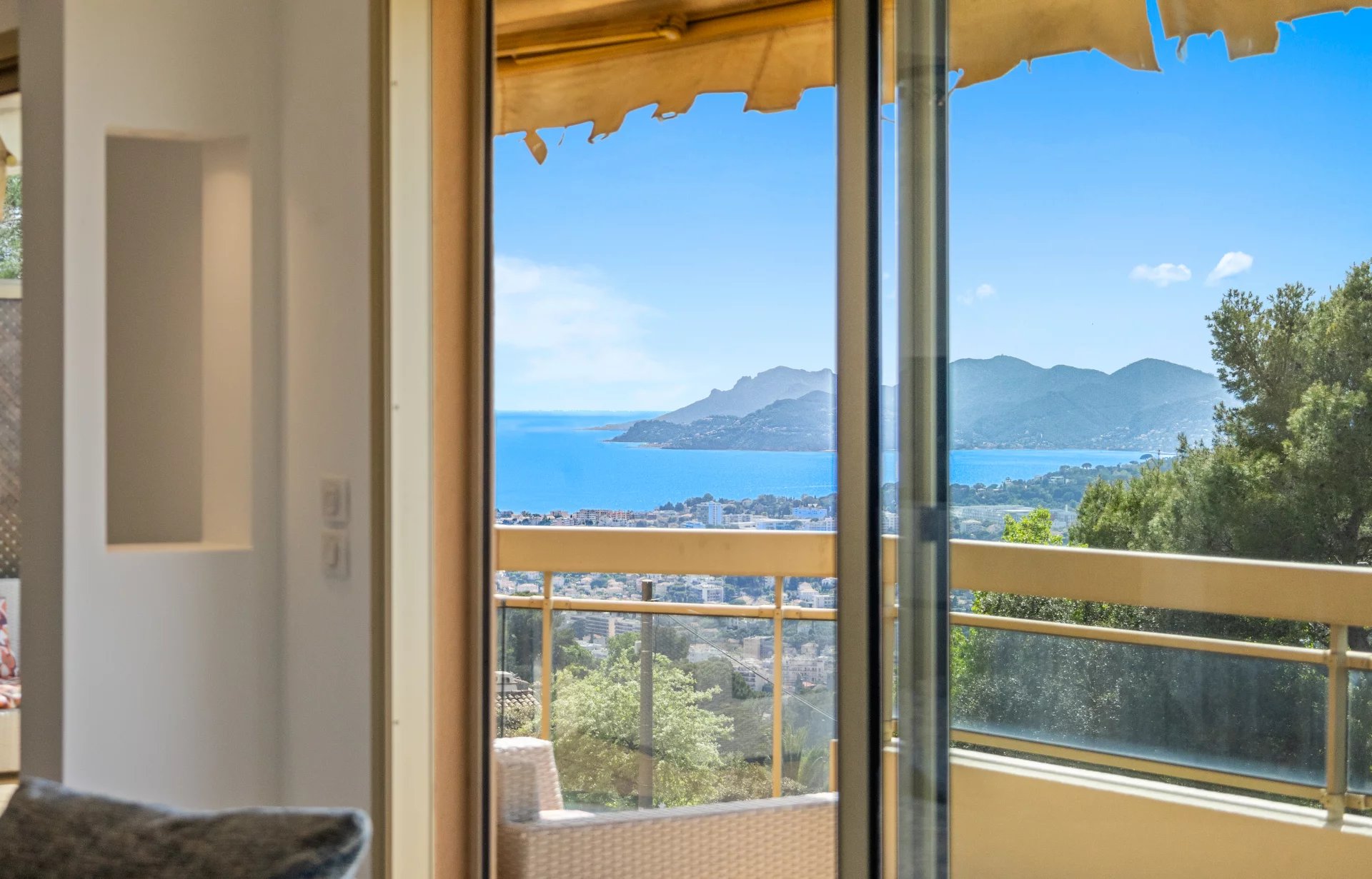 Vue mer depuis un appartement moderne avec balcon au Cannet.