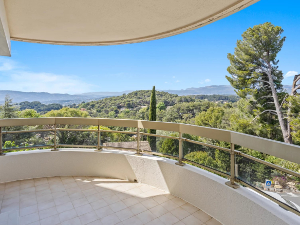 Balcon d'un appartement avec vue sur la mer et la nature environnante à Le Cannet.
