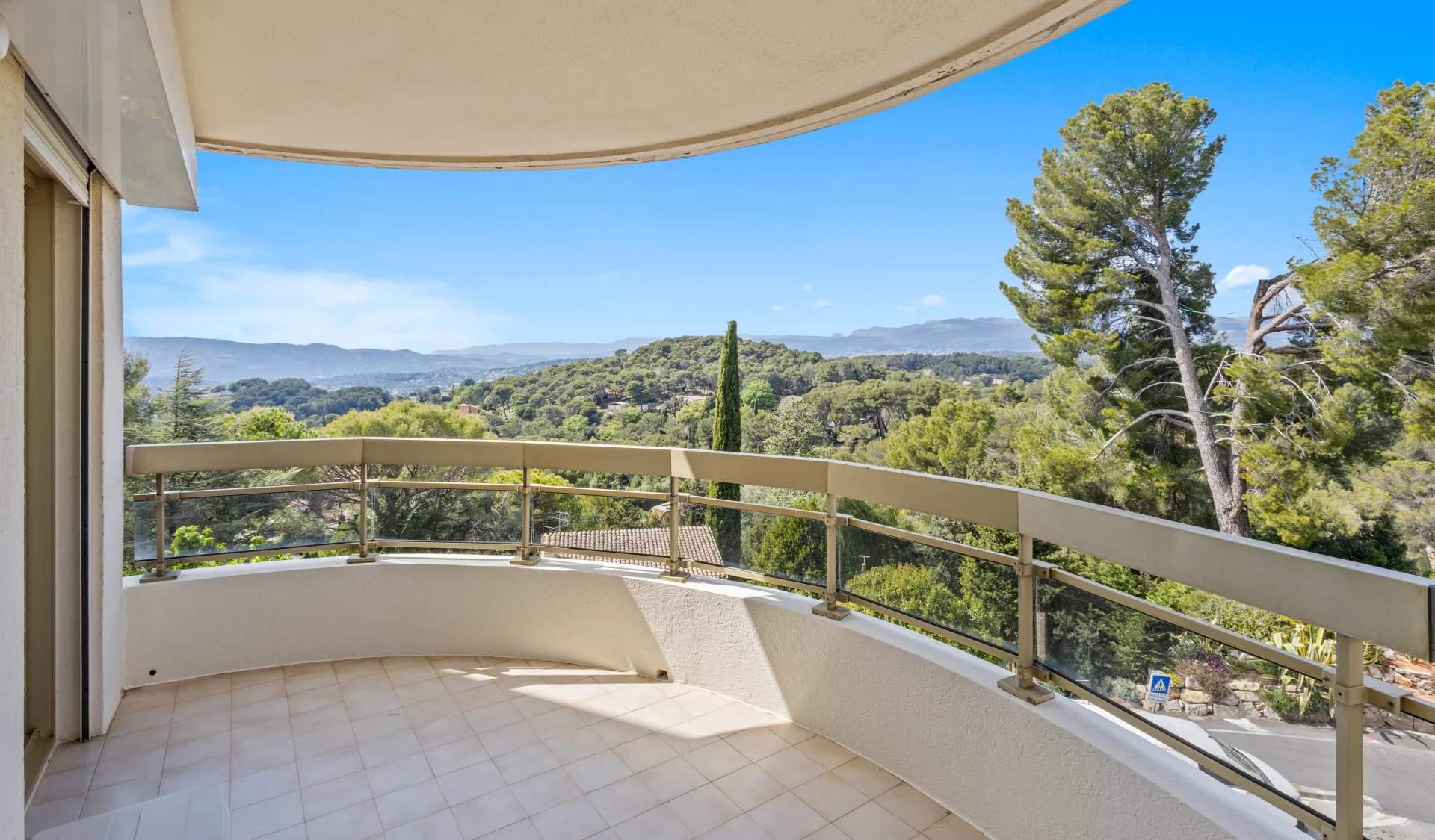 Balcon d'un appartement avec vue sur la mer et la nature environnante à Le Cannet.