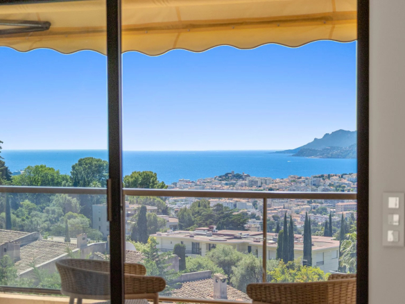 Panoramic view of the sea and the Cannes basin from an apartment in Le Cannet.