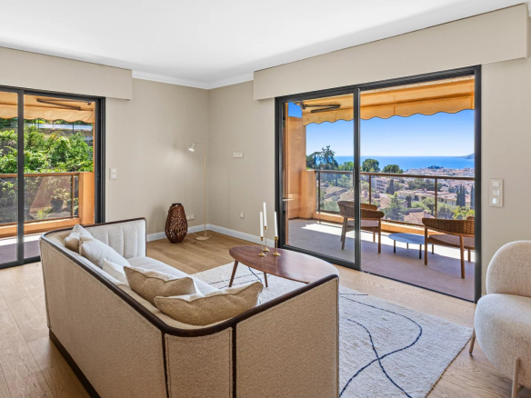Interior of an apartment in Le Cannet with sea view, bright living room and access to a terrace.
