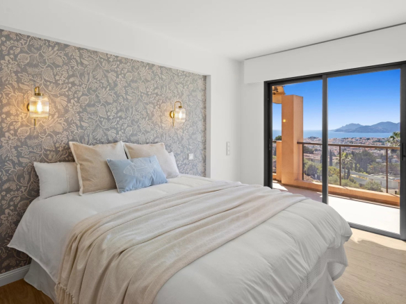 Room in an apartment in Le Cannet with sea view and access to a terrace.