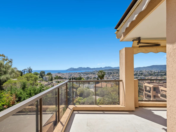 Panoramic view from a balcony overlooking the sea and the Cannes basin in Le Cannet.