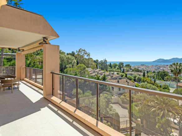Corner terrace with panoramic views of the sea and surrounding landscape in Le Cannet.