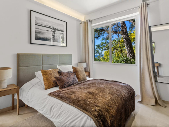 Chambre d'un appartement rénové avec vue sur la nature à Cannes, en Californie.