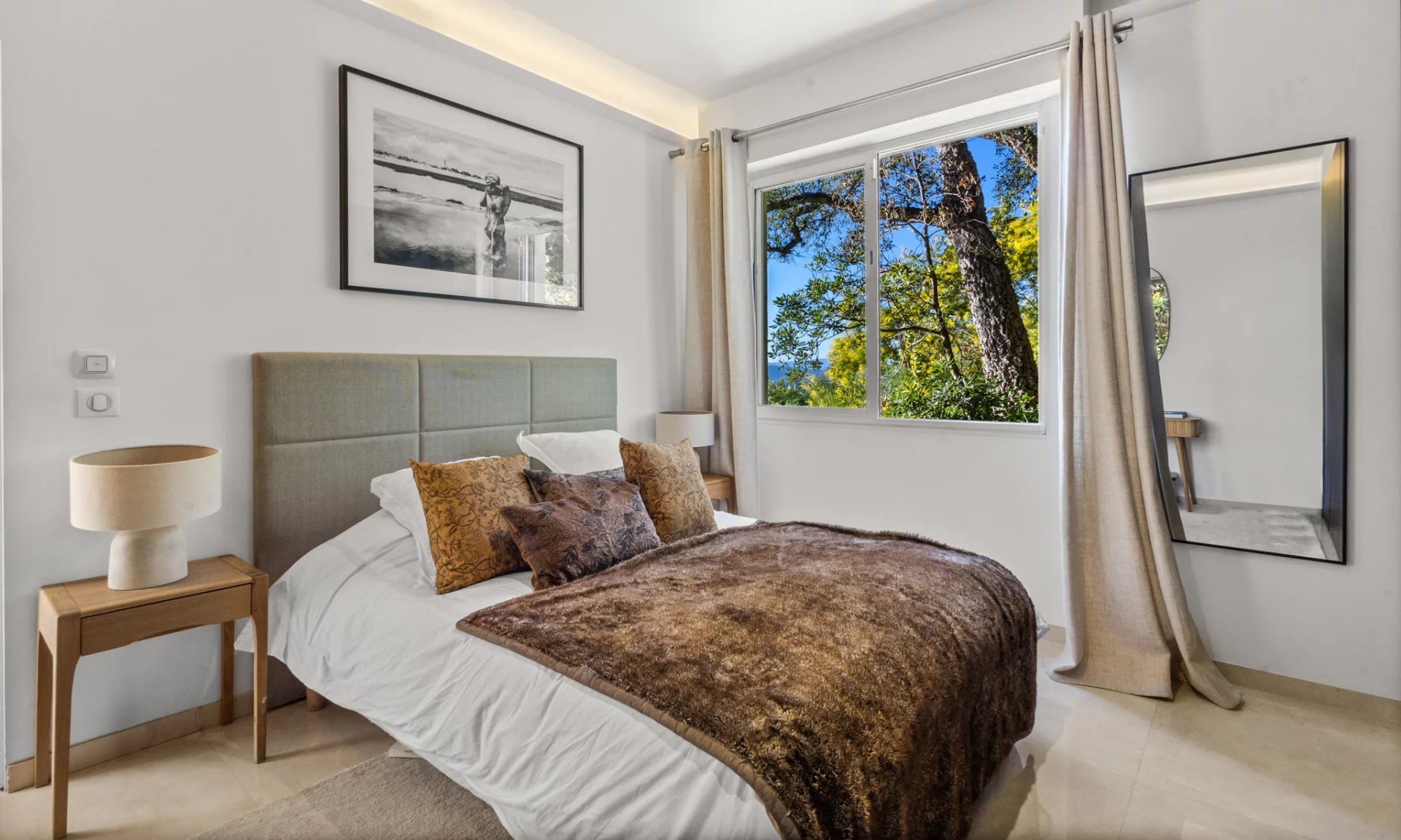 Chambre avec vue à Cannes Chambre d'un appartement rénové avec vue sur la nature à Cannes, en Californie.