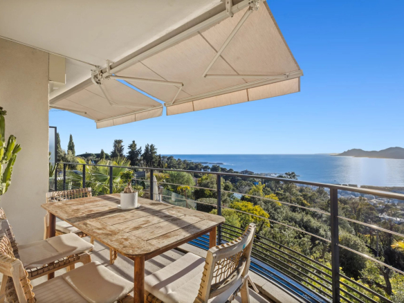 Terrasse d'un appartement avec vue panoramique sur la mer à Cannes, en Californie.