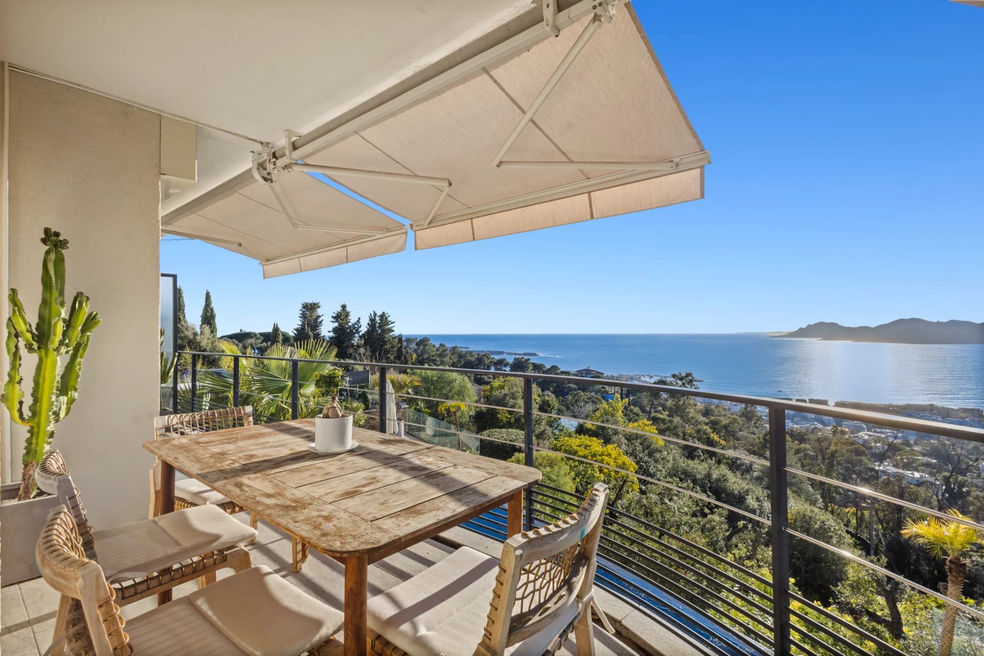 Appartement avec vue mer à Cannes Terrasse d'un appartement avec vue panoramique sur la mer à Cannes, en Californie.