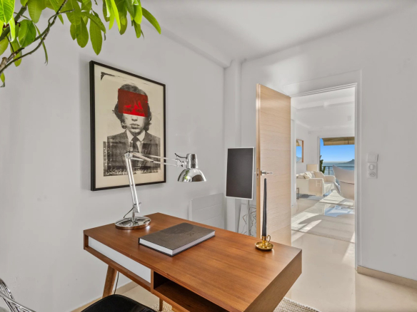 Bureau moderne avec une œuvre d'art au mur et une vue sur l'extérieur à Cannes.