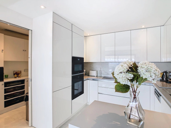 Cuisine moderne et entièrement rénovée d'un appartement à Le Cannet.