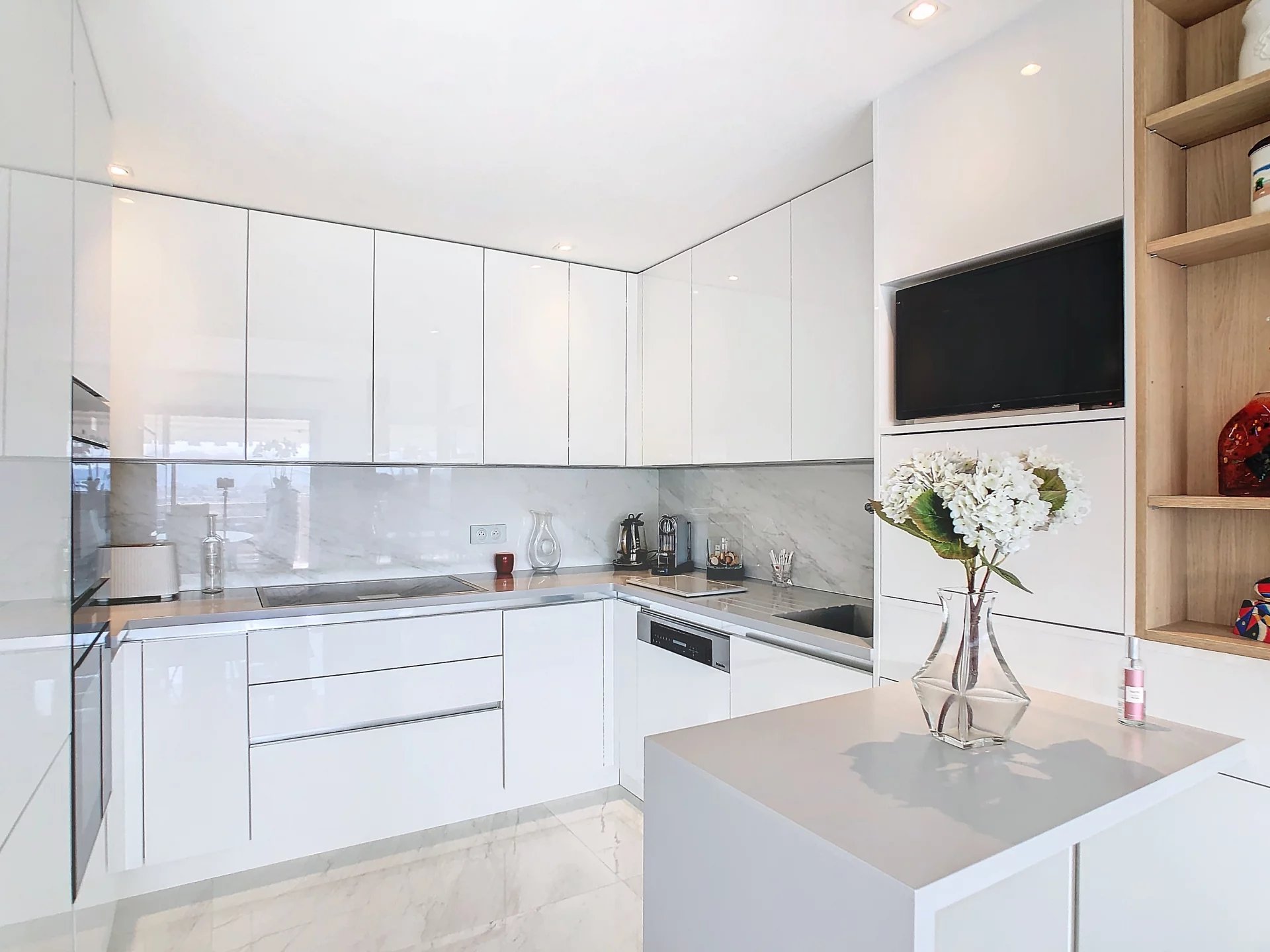 Cuisine moderne et entièrement rénovée d'un appartement à Le Cannet.