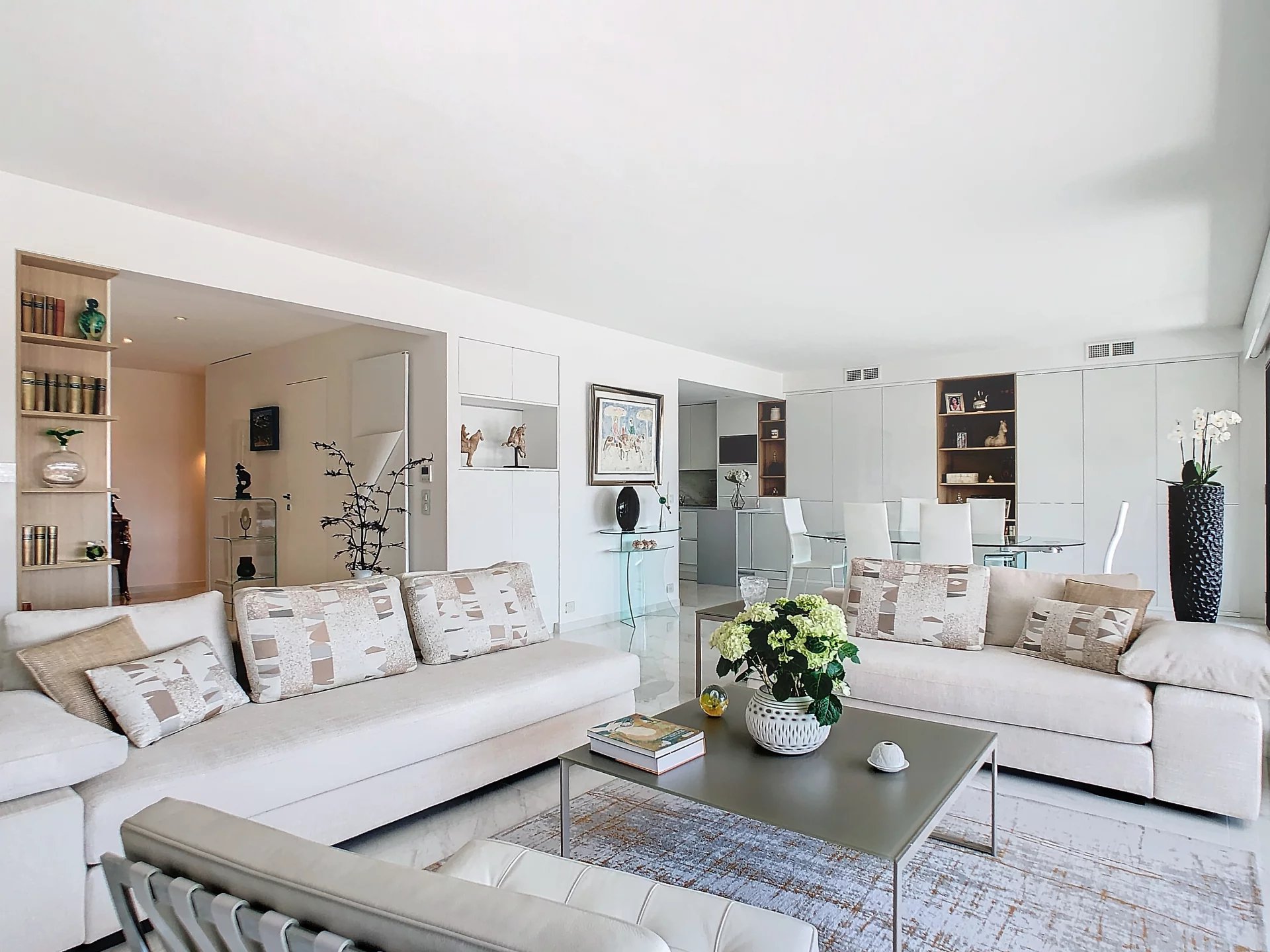 Salon moderne et lumineux d'un appartement rénové avec mobilier contemporain.