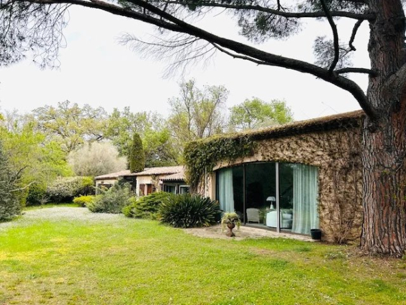 MOUGINS – VILLA VUE VILLAGE 8 PIECES AVEC PISCINE