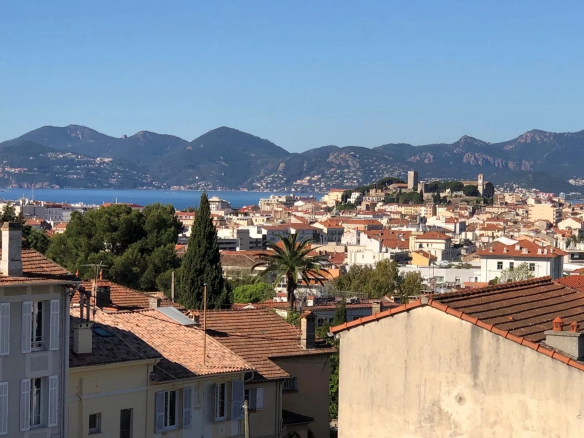 CANNES DERNIER ETAGE VUE MER