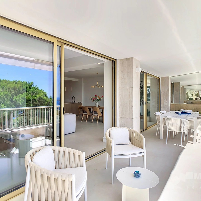 Beautiful contemporary villa of approximately 400 m² on a plot of 2.6 hectares