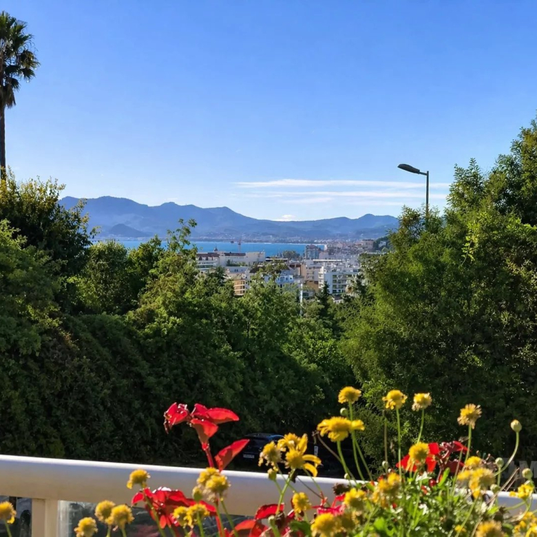 LE CANNET RESIDENTIAL 4-ROOM APARTMENT NEAR SHOPS