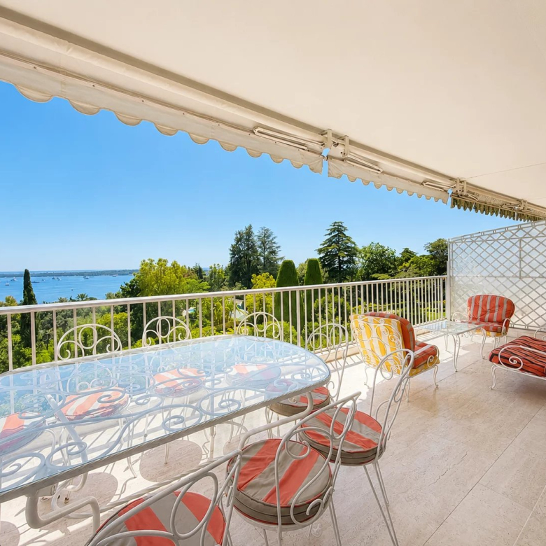 Maison familliale – Calme d’une Avenue Privée – 5 chambres – Jardin – Garage double + 2 places de parking – Hauts-Pavés