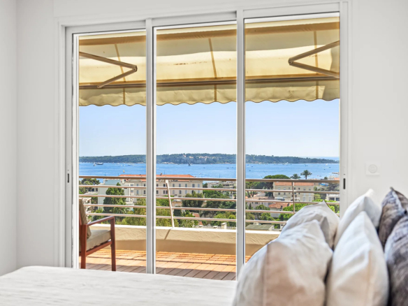 Vue panoramique sur la mer depuis un appartement rénové à Cannes.