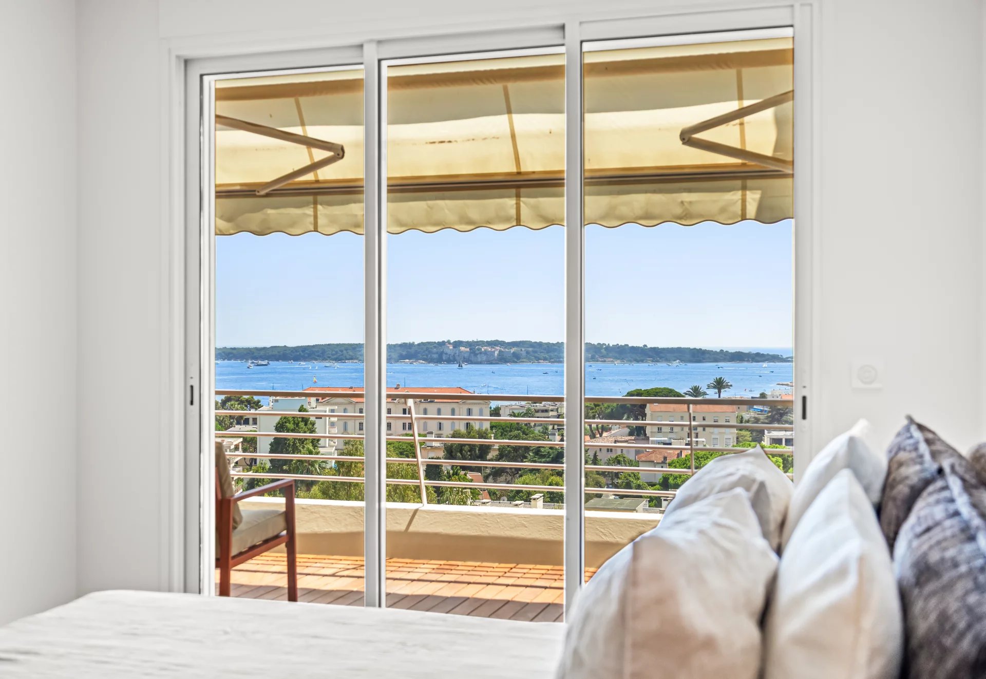 Vue panoramique sur la mer depuis un appartement rénové à Cannes.