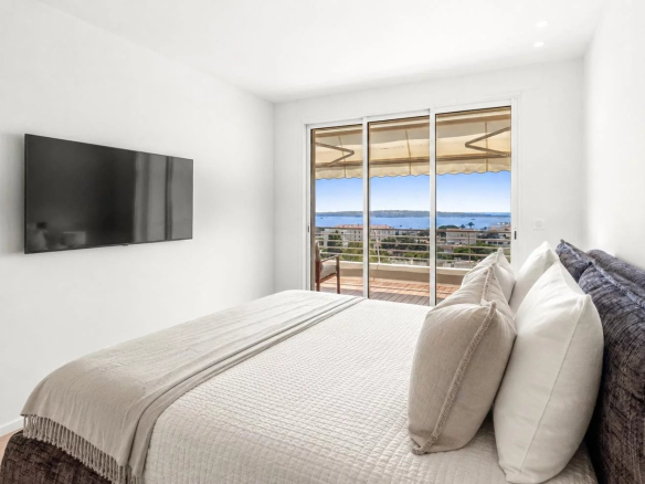 Chambre d'un appartement rénové avec vue sur la mer à Cannes, Basse Californie.