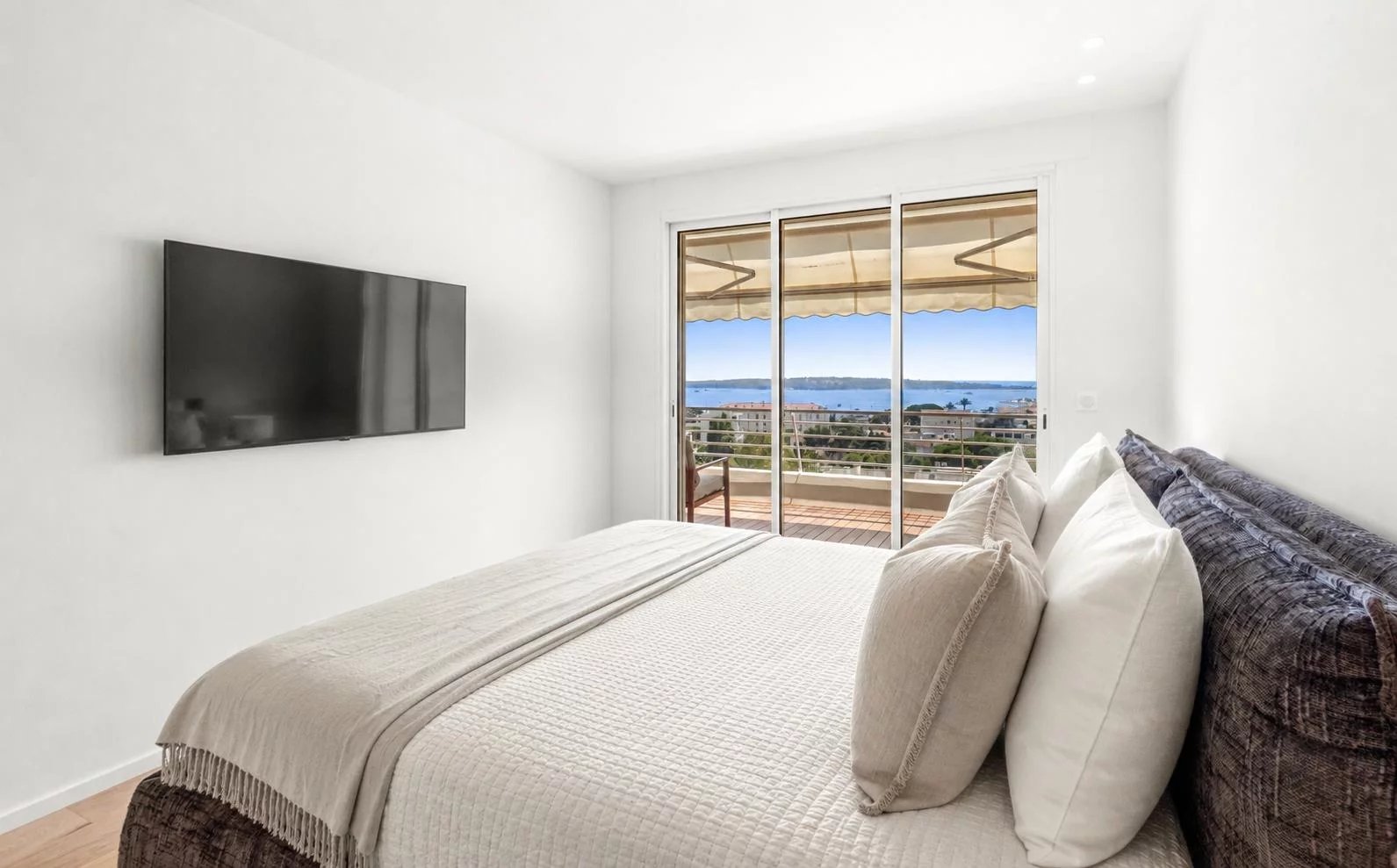 Chambre d'un appartement rénové avec vue sur la mer à Cannes, Basse Californie.
