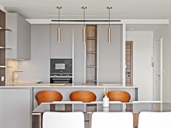 Cuisine moderne et élégante avec table à manger dans un appartement rénové à Cannes.