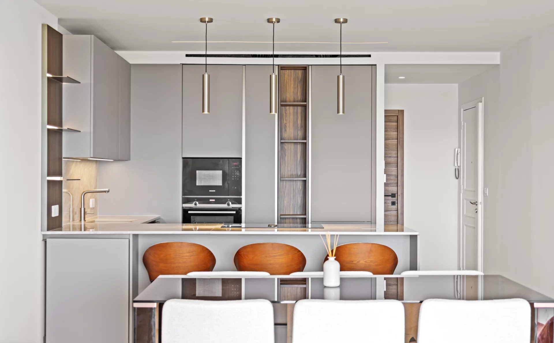 Cuisine moderne et élégante avec table à manger dans un appartement rénové à Cannes.