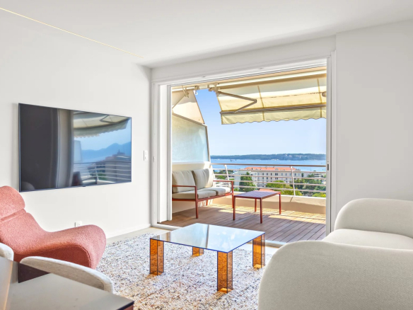 Salon moderne d'un appartement rénové avec vue sur la mer à Cannes.