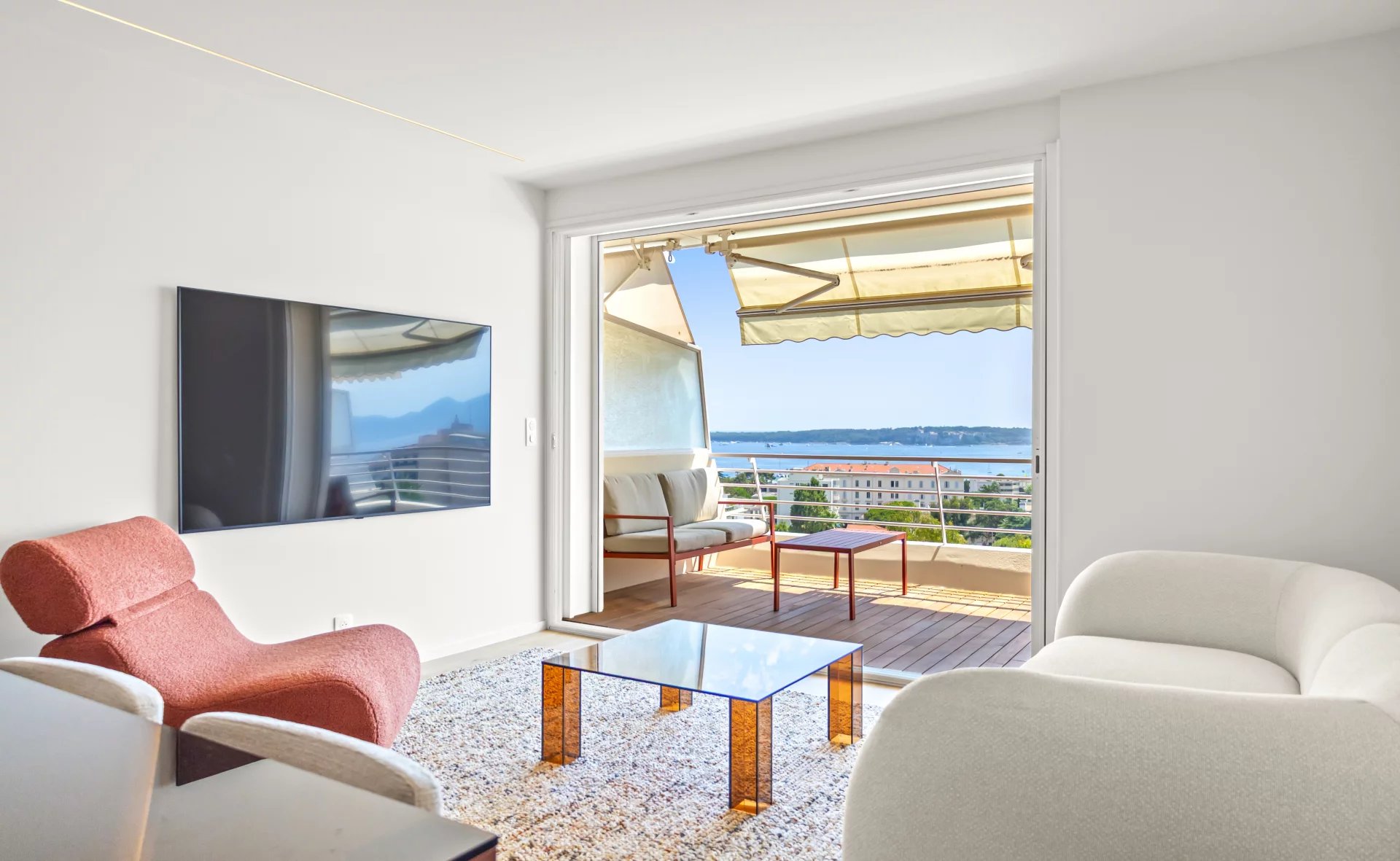 Salon moderne d'un appartement rénové avec vue sur la mer à Cannes.