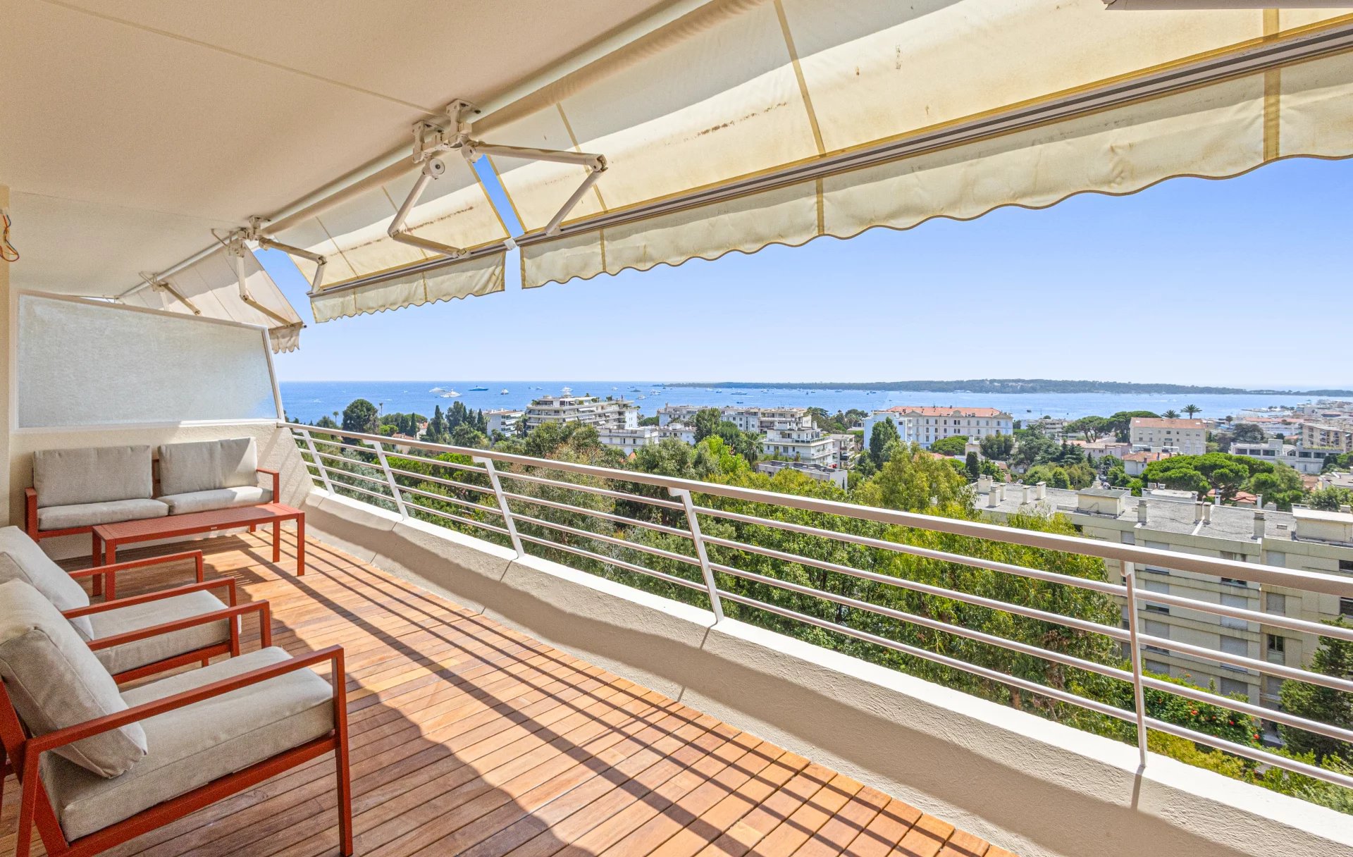 Terrasse d'un appartement rénové avec vue panoramique sur la mer à Cannes.