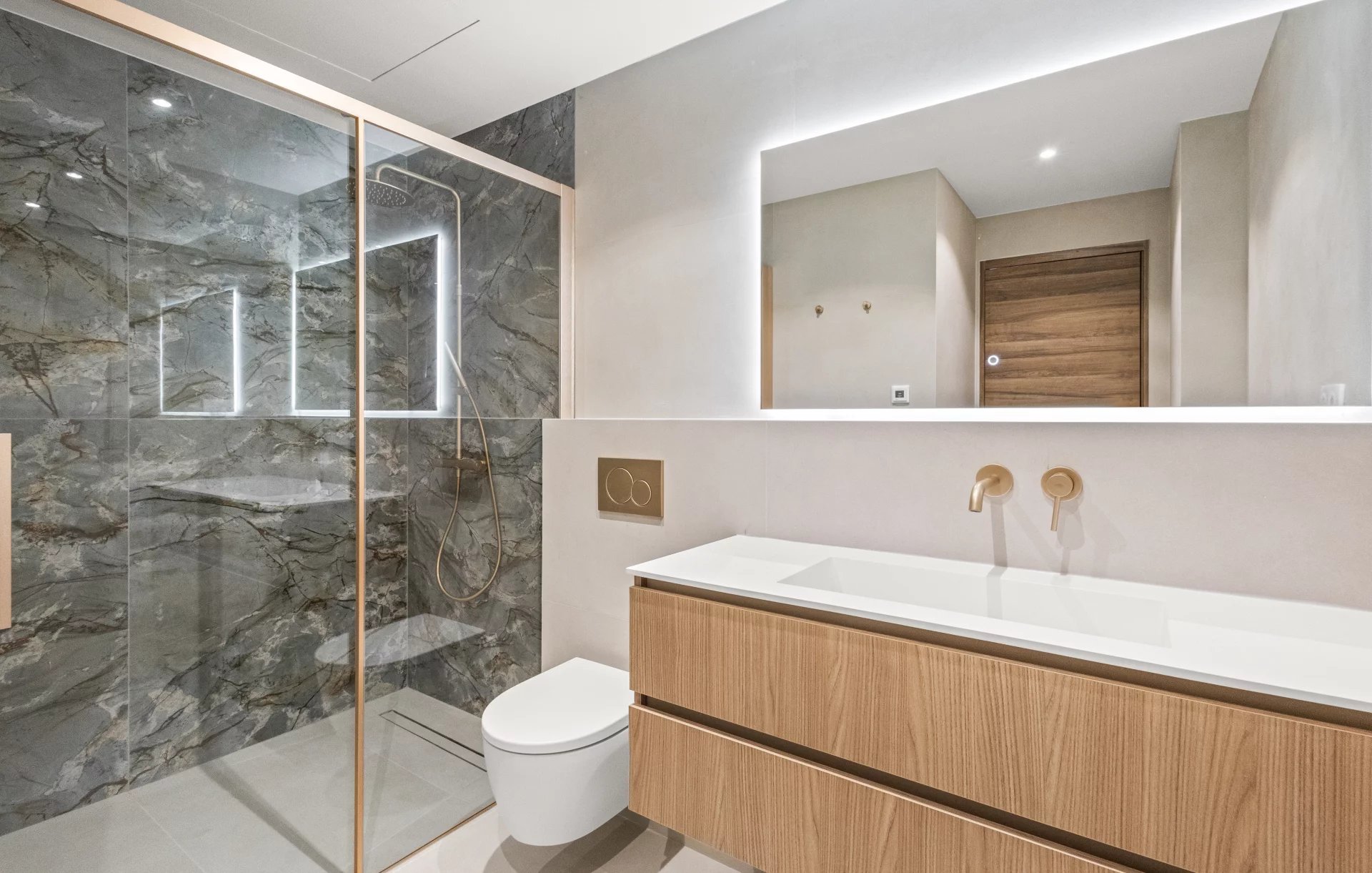 Salle de bain moderne avec douche en verre et meuble en bois