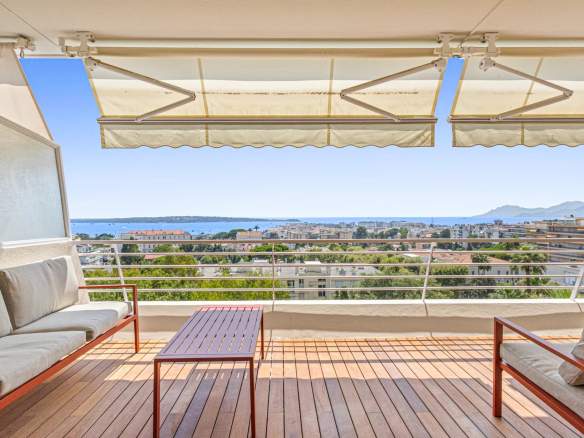 Terrasse d'un appartement avec vue panoramique sur la mer à Cannes.