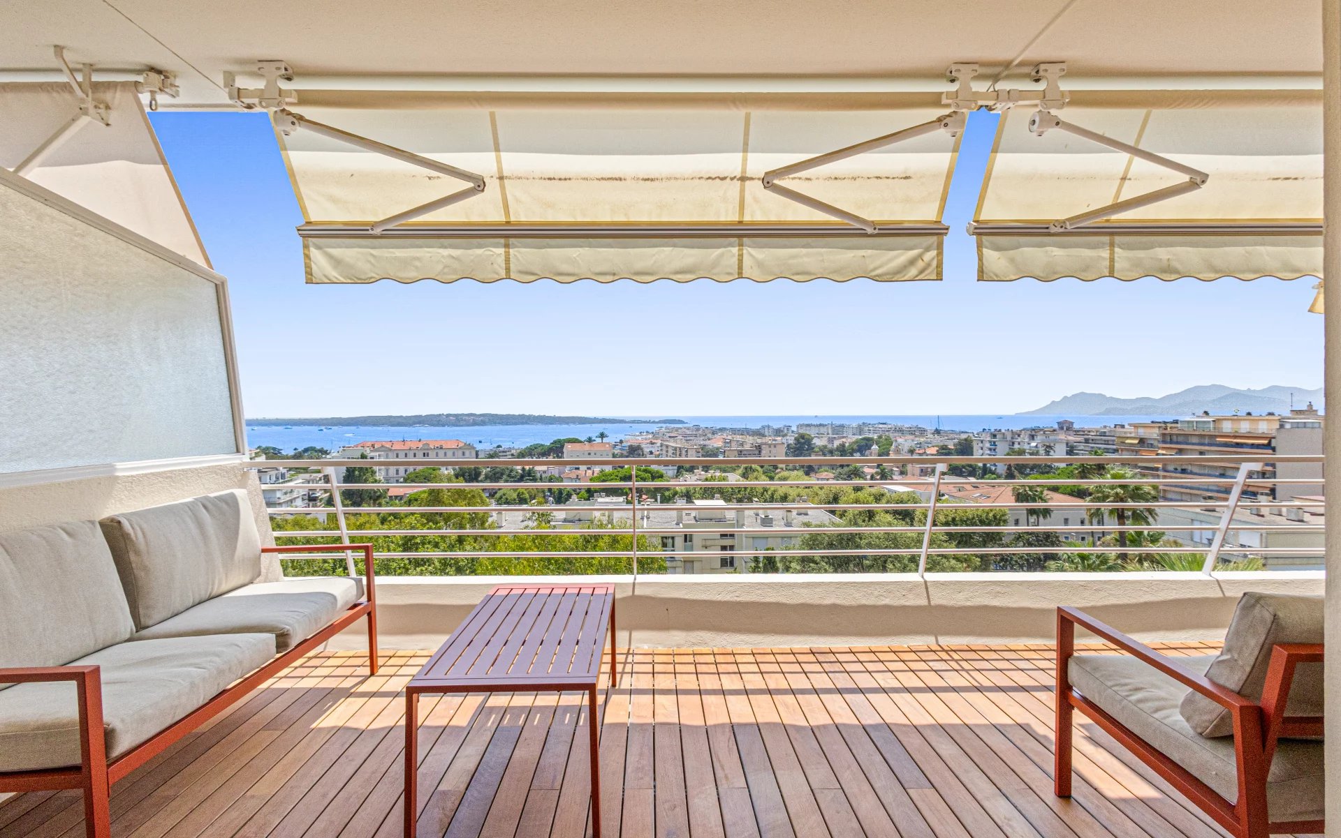 Terrasse d'un appartement avec vue panoramique sur la mer à Cannes.
