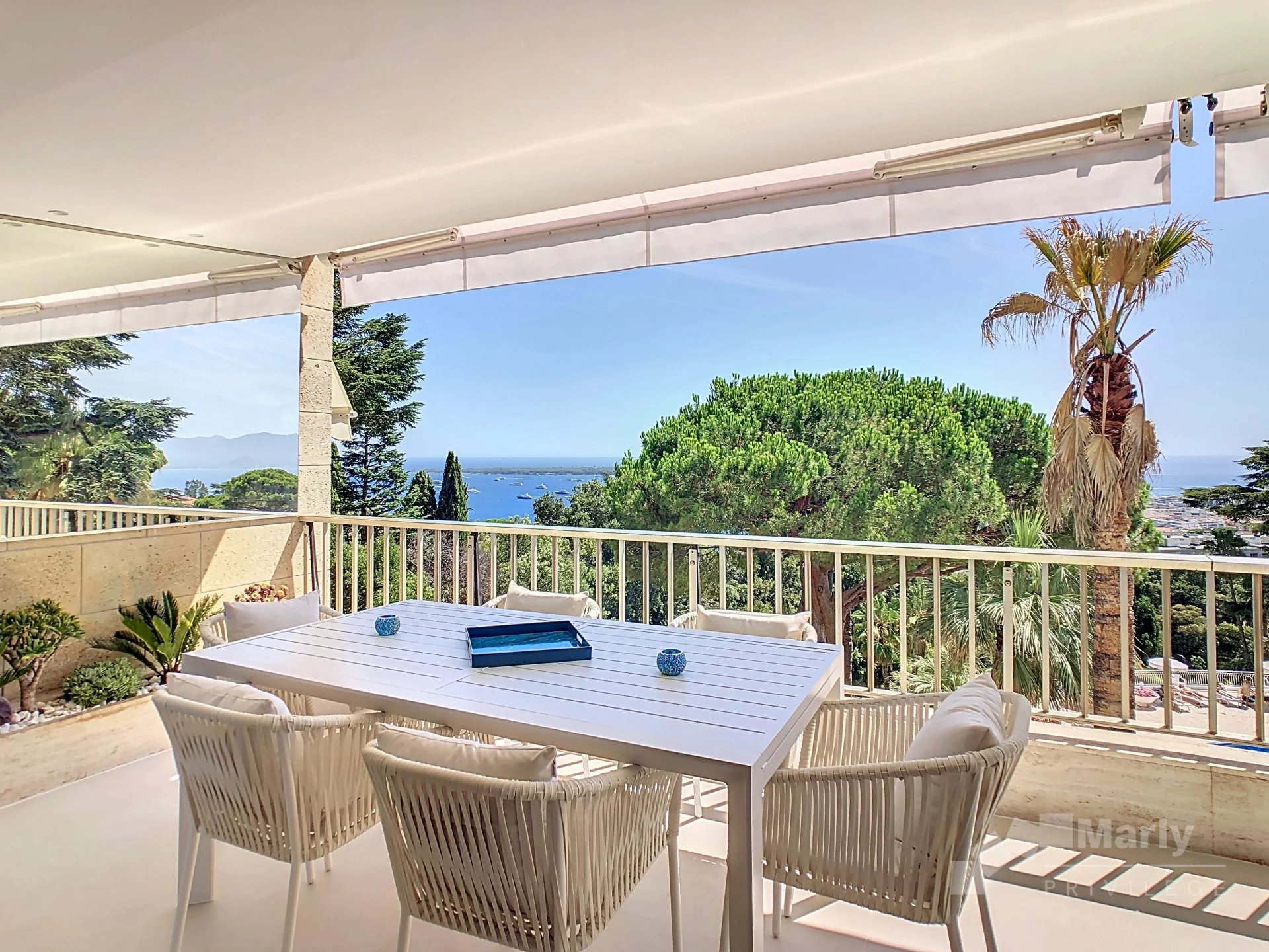 Terrace with sea view in Cannes Terrace of an apartment in Cannes with views of the sea and trees.