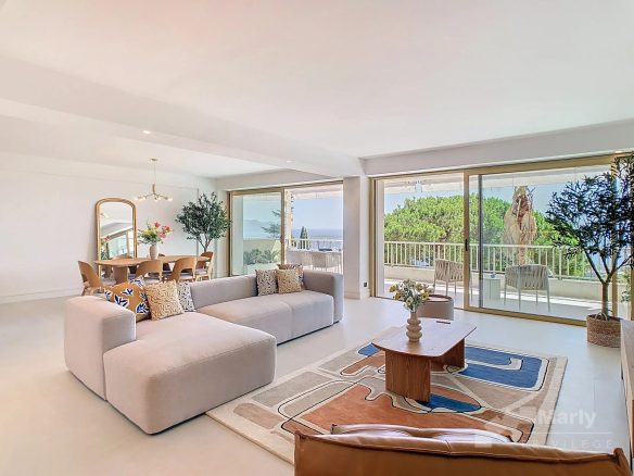 Interior of an elegant apartment with sea views in Cannes, including a bright living room and a terrace.