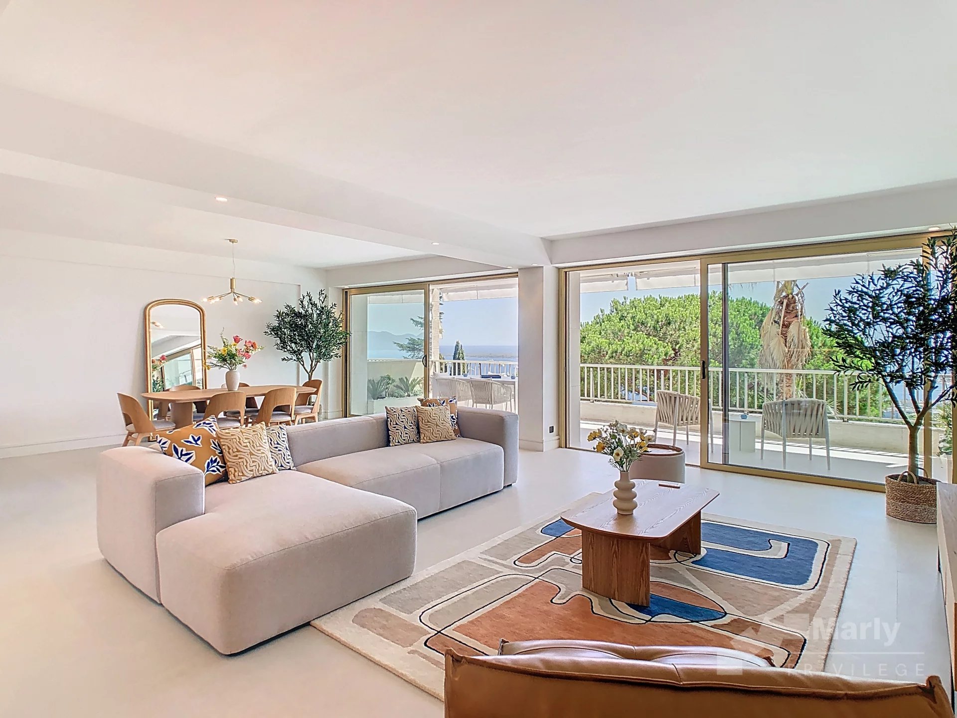 Elegant apartment with sea view in Cannes Interior of an elegant apartment with sea views in Cannes, including a bright living room and a terrace.