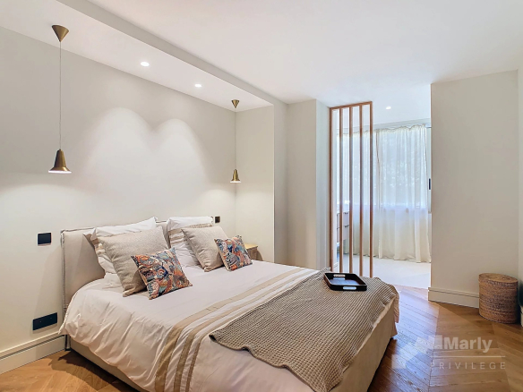 Room in an elegant apartment with a double bed and refined decor in Cannes.