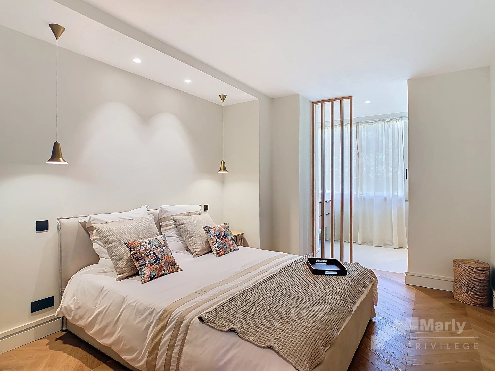 Elegant room in Cannes Room in an elegant apartment with a double bed and refined decor in Cannes.