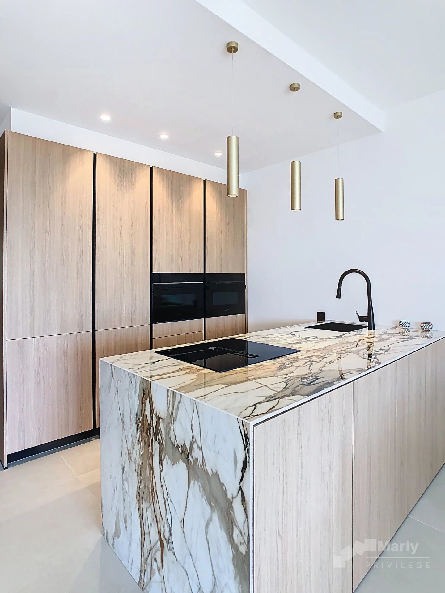 Elegant cuisine in Cannes Modern kitchen with marble island in an elegant apartment in Cannes.