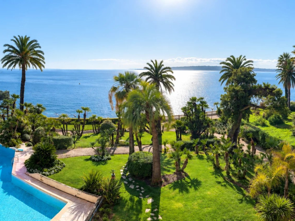 Sea view from a residence with swimming pool and gardens in Cannes, Palm Beach.