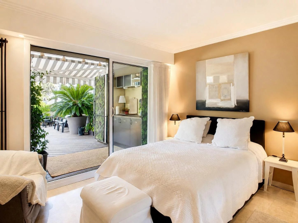 Room in an elegant apartment with access to a sunny terrace.