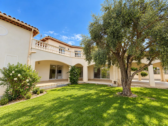 Luxury real estate photo | Charming Properties