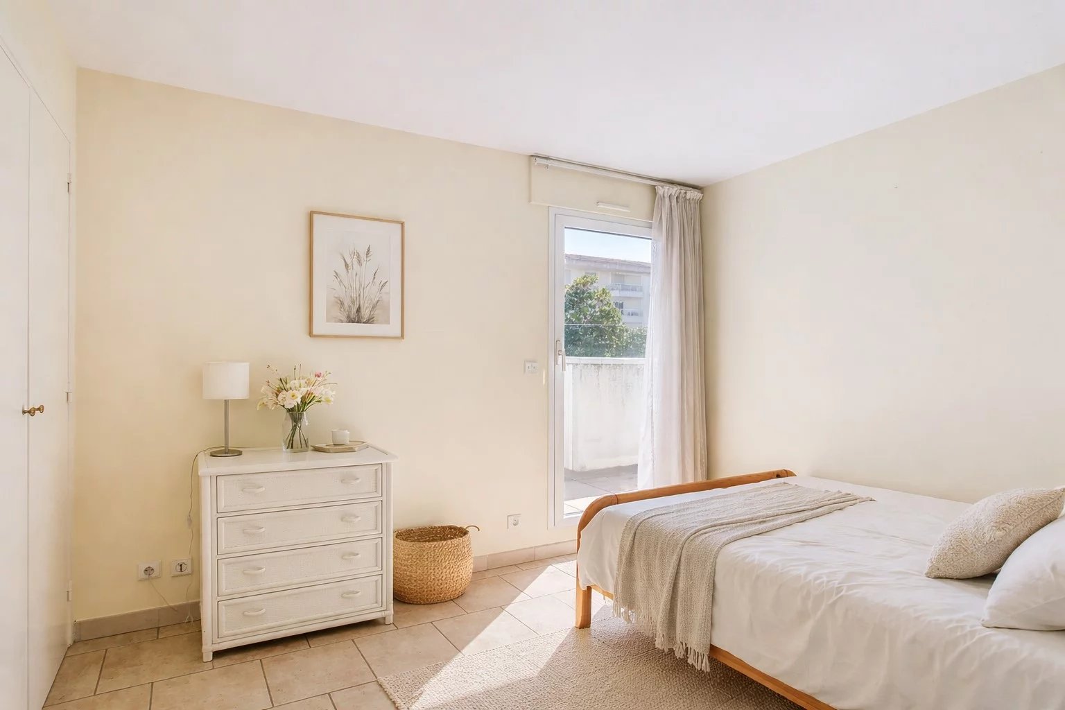 Chambre lumineuse avec lit simple et accès à un balcon, dans une maison de ville à Cannes.