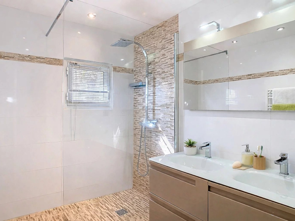 Salle de bain moderne avec douche à l'italienne et double vasque dans une maison de ville à Cannes.