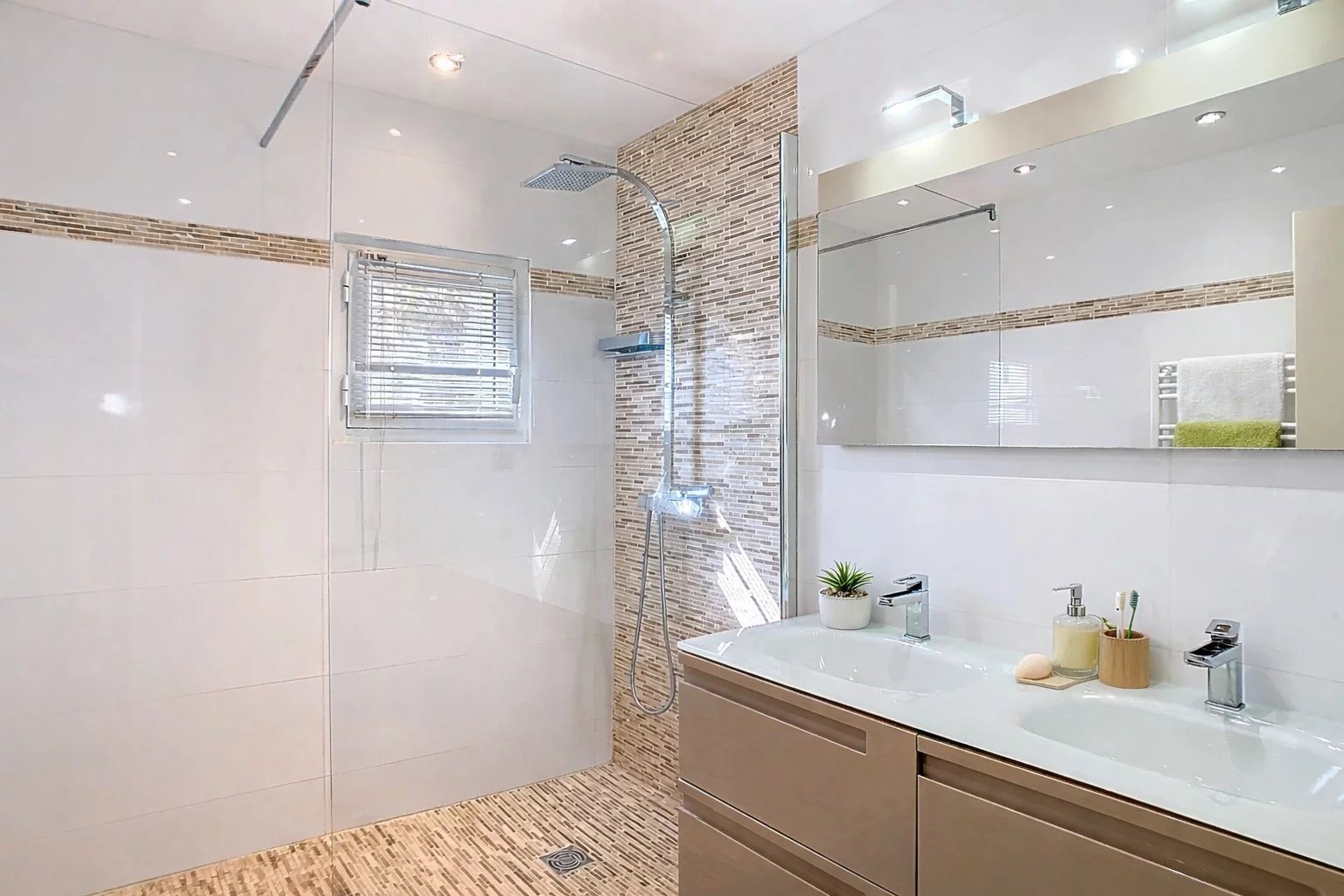 Salle de bain moderne avec douche à l'italienne et double vasque dans une maison de ville à Cannes.