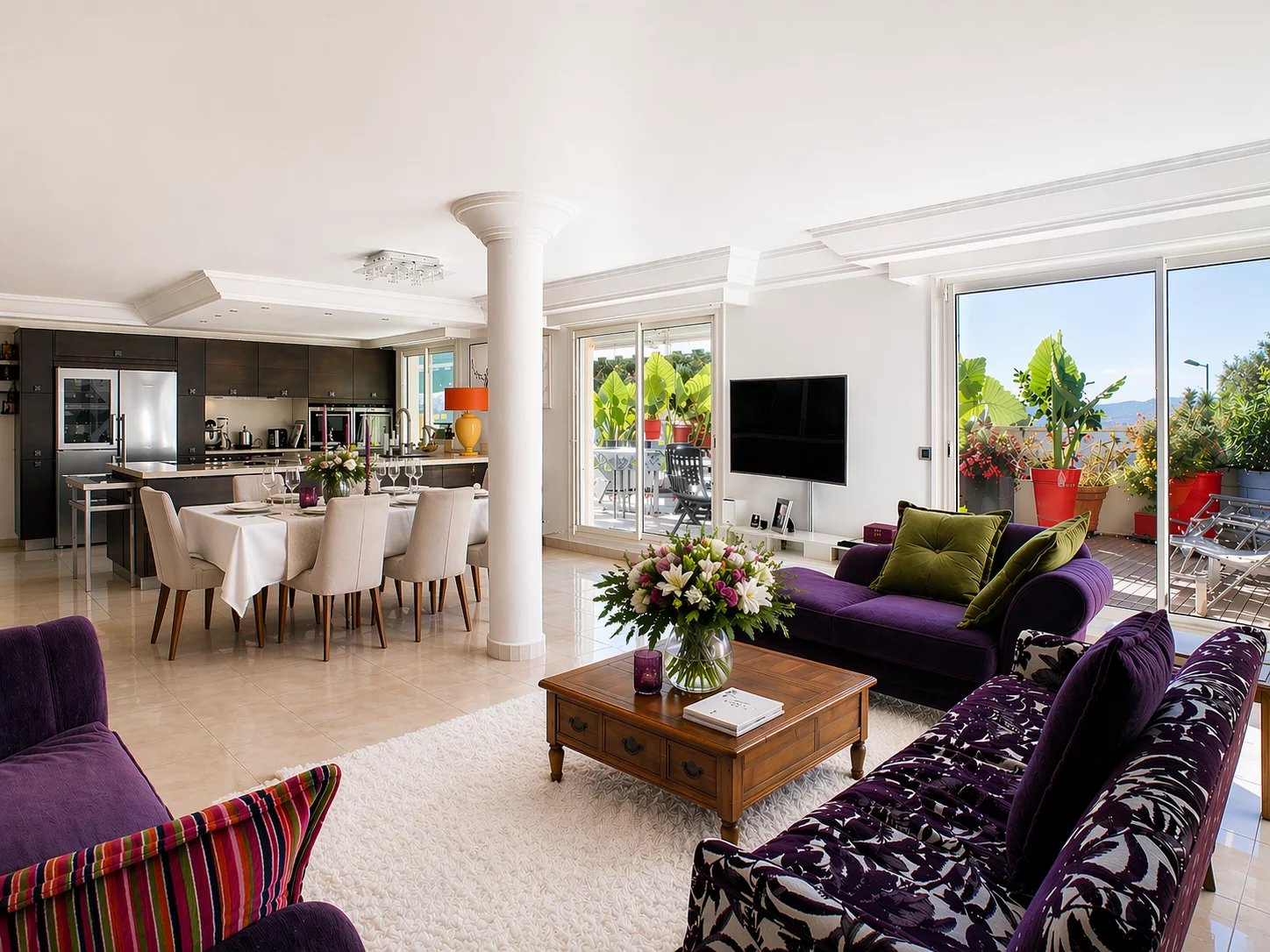 Appartement d’exception à Cannes Intérieur d'un appartement lumineux à Cannes avec salon, salle à manger et accès à une terrasse.