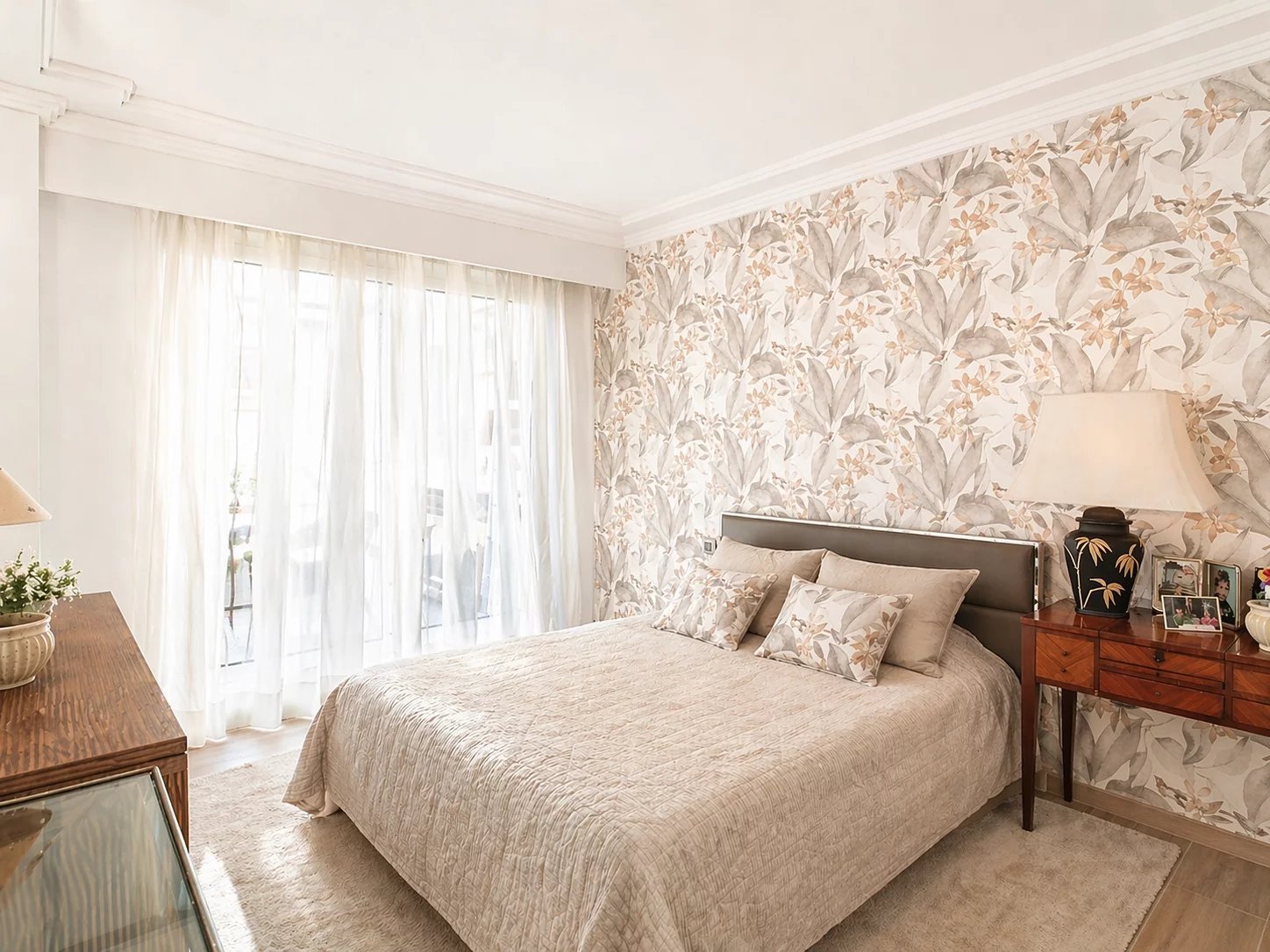 Chambre d’appartement à Cannes Chambre d'appartement avec lit double et décoration florale à Cannes.